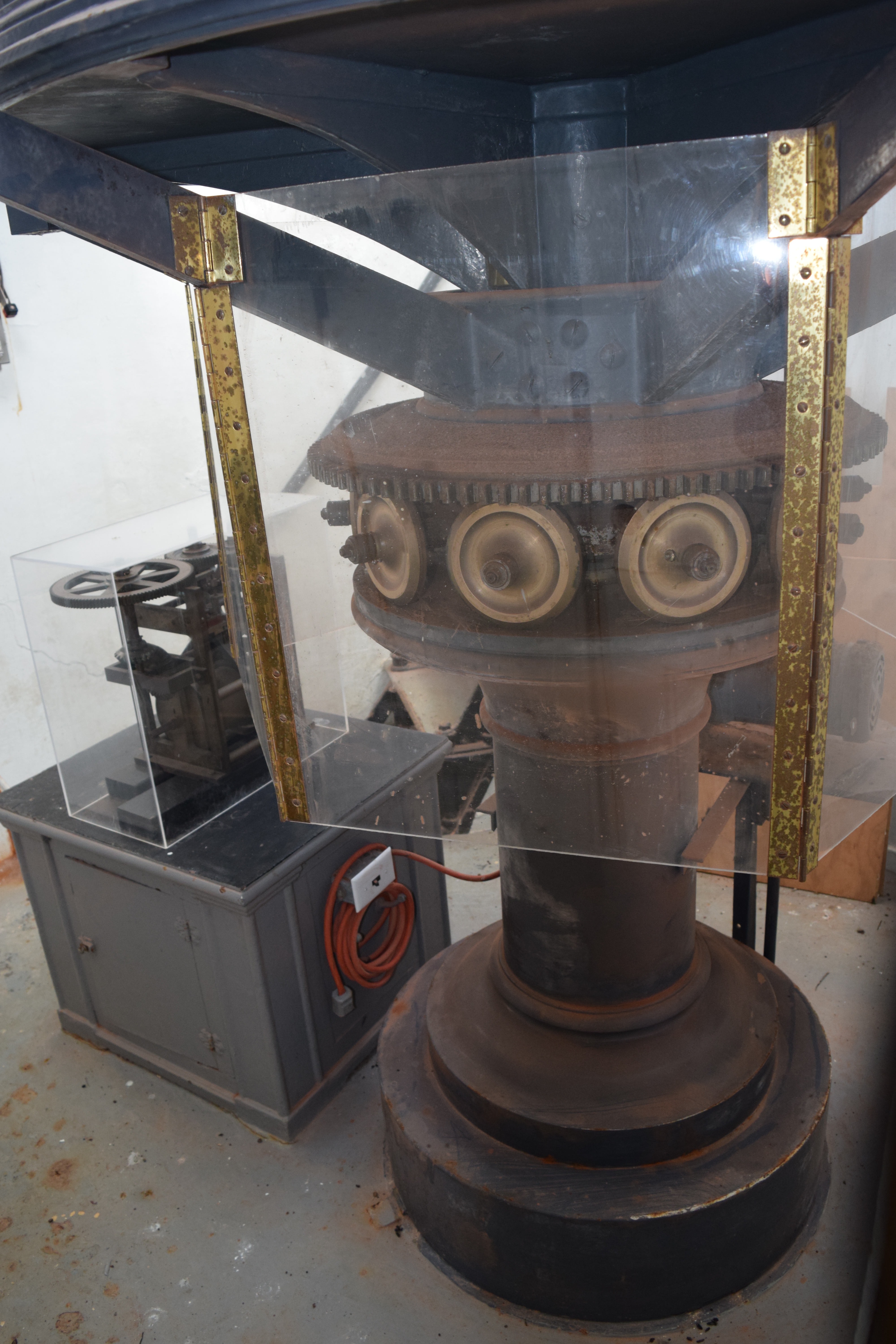 Fresnel lens pedestal